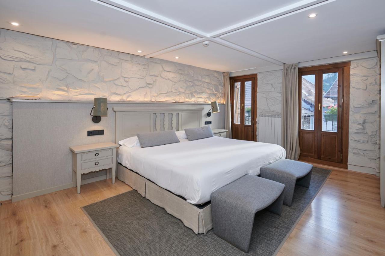 Hostal Lola Isaba Ngoại thất bức ảnh