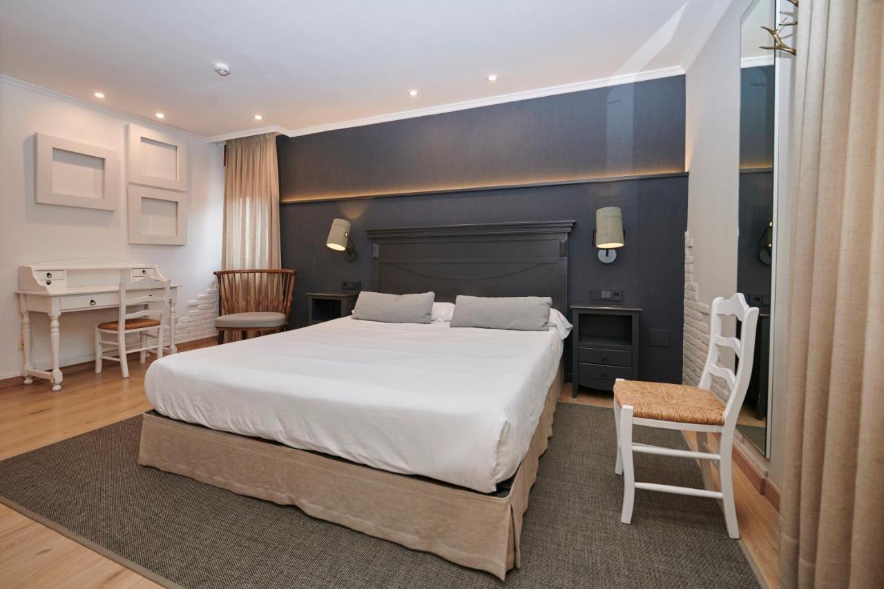Hostal Lola Isaba Ngoại thất bức ảnh