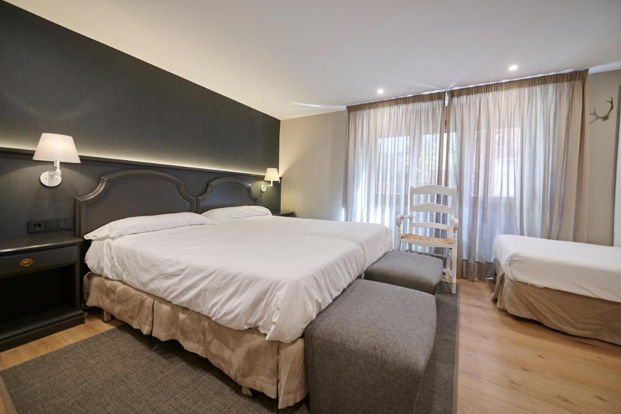 Hostal Lola Isaba Ngoại thất bức ảnh