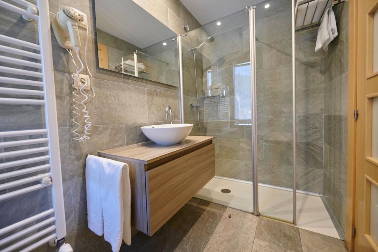 Hostal Lola Isaba Ngoại thất bức ảnh