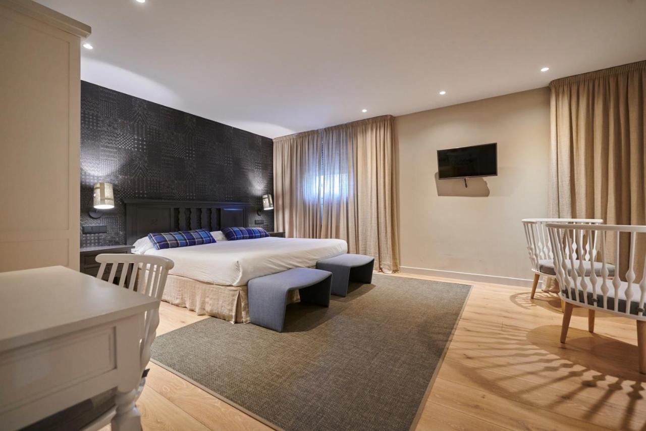 Hostal Lola Isaba Ngoại thất bức ảnh