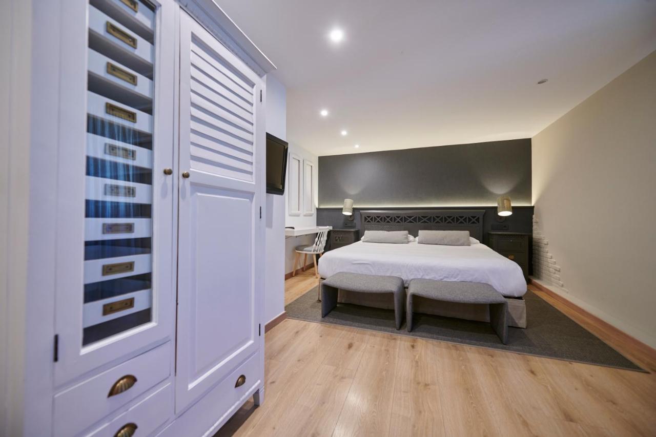 Hostal Lola Isaba Ngoại thất bức ảnh