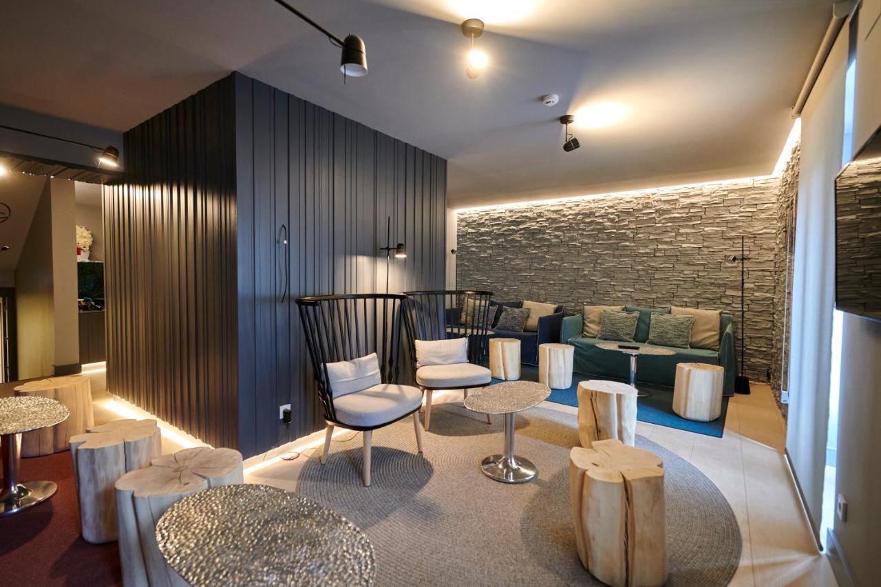 Hostal Lola Isaba Ngoại thất bức ảnh