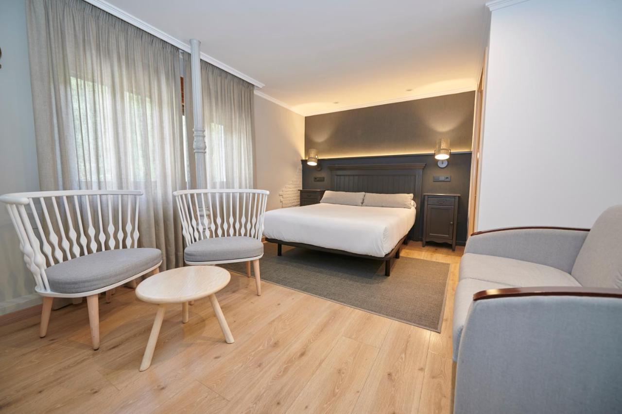 Hostal Lola Isaba Ngoại thất bức ảnh