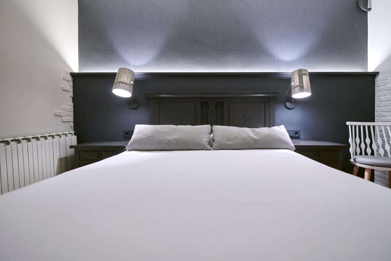 Hostal Lola Isaba Ngoại thất bức ảnh