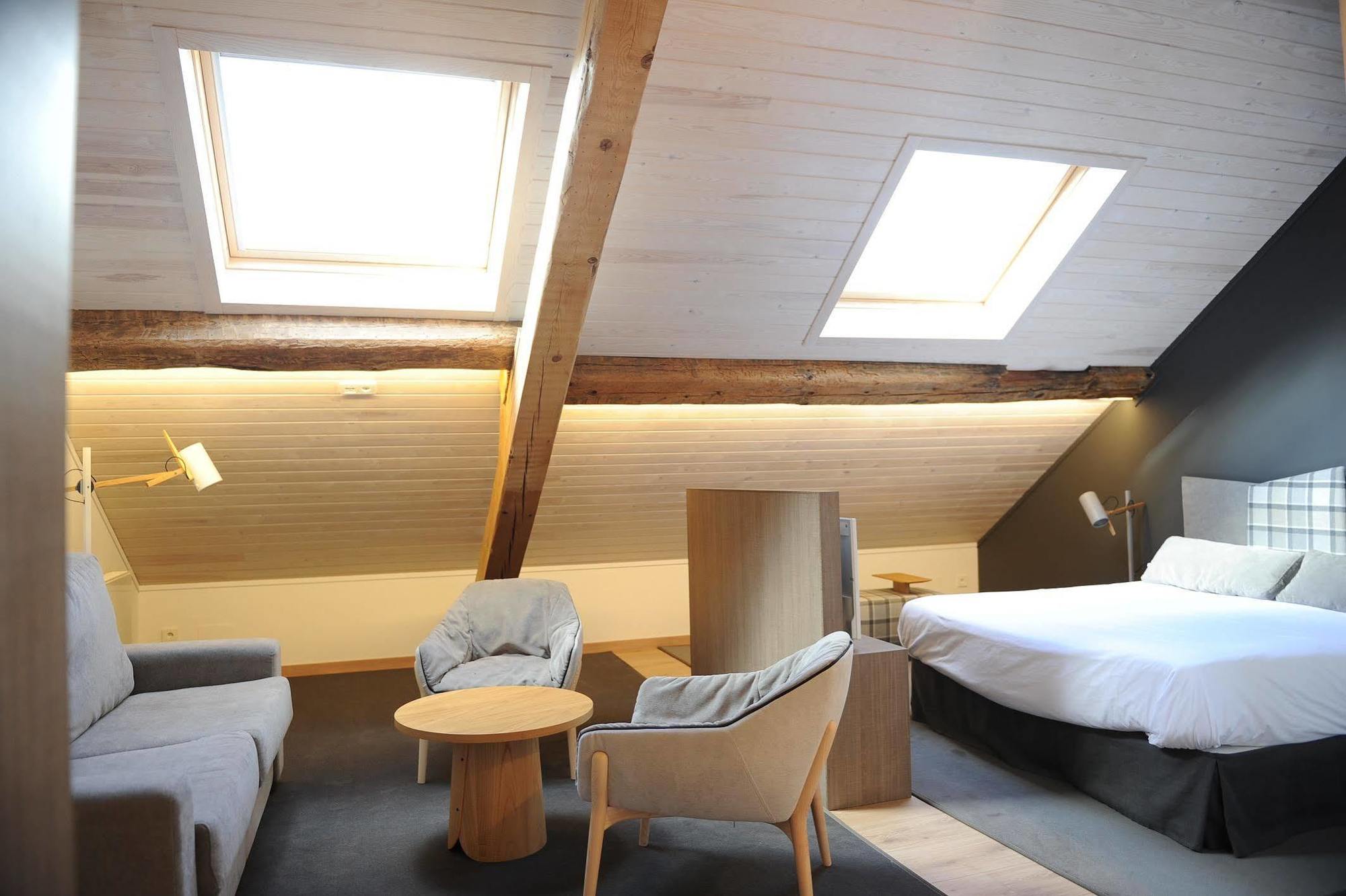 Hostal Lola Isaba Ngoại thất bức ảnh