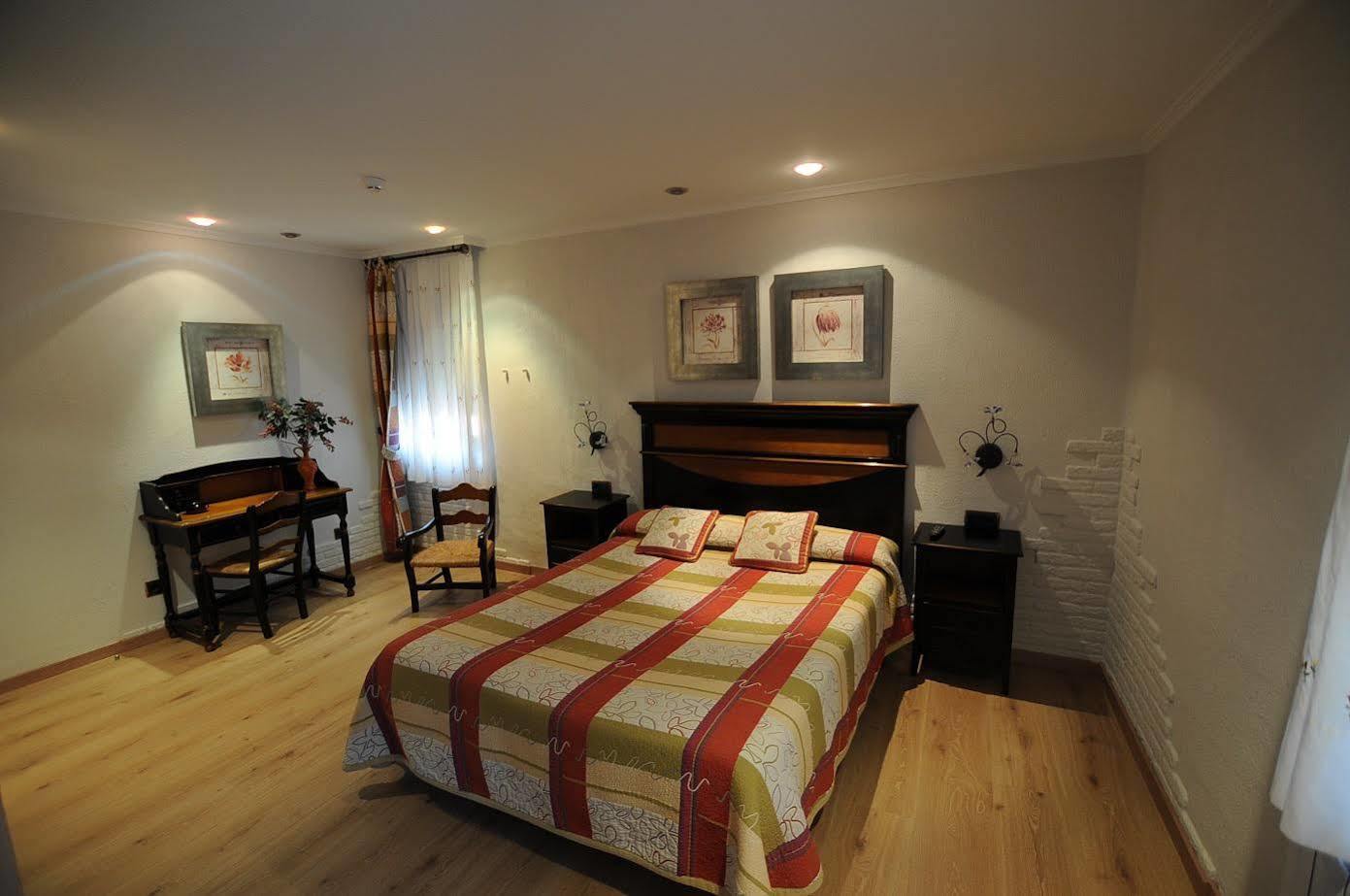 Hostal Lola Isaba Ngoại thất bức ảnh