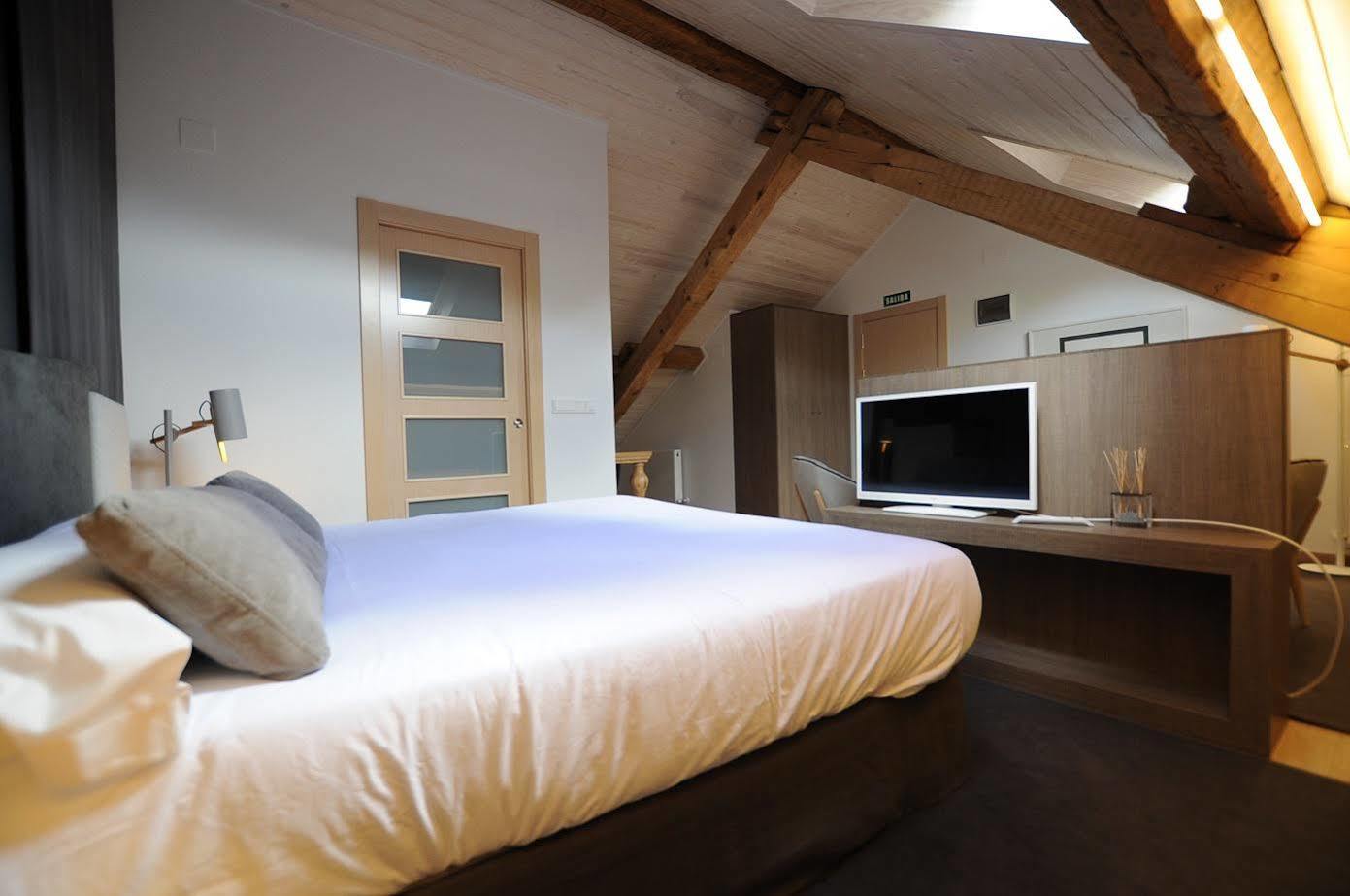 Hostal Lola Isaba Ngoại thất bức ảnh